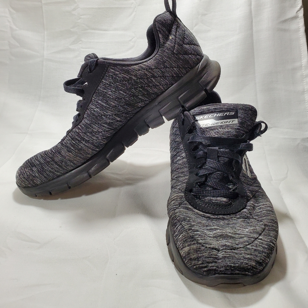 Skechers Womans Size 8 memory foam dual lite shoes